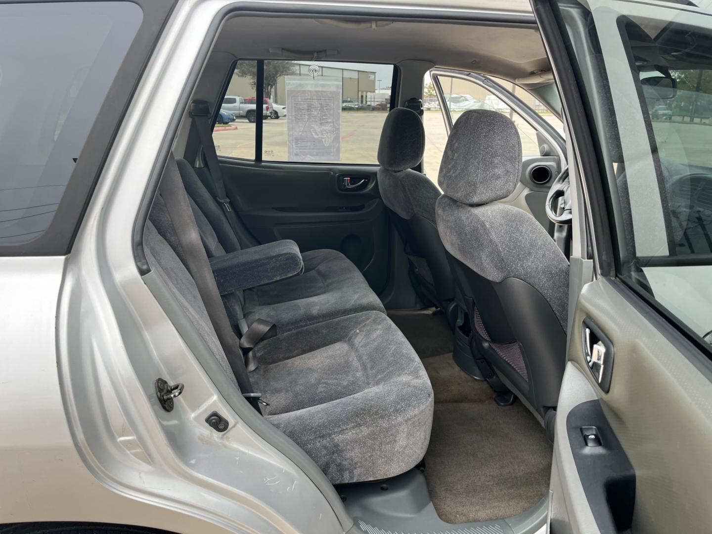 2003 SILVER /gray Hyundai Santa Fe GLS (KM8SC13D53U) with an 2.7L V6 DOHC 24V engine, 4-Speed Automatic Overdrive transmission, located at 14700 Tomball Parkway 249, Houston, TX, 77086, (281) 444-2200, 29.928619, -95.504074 - Photo#12